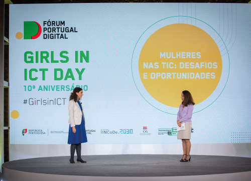 Joana Rafael e Sara Sá no palco do Girls in ICT Day