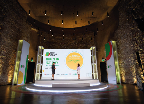 Lara Campos Tropa e Sara Sá no palco do Girls in ICT Day