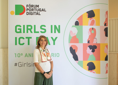 Luisa Ribeiro Lopes junto ao cartaz Girls in ICT Day