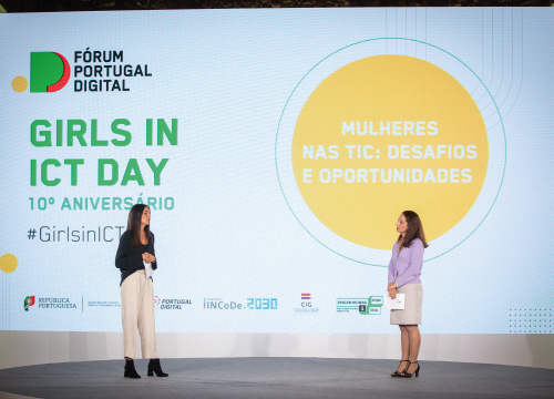 Matilde Buisel e Sara Sá no palco do Girls in ICT Day